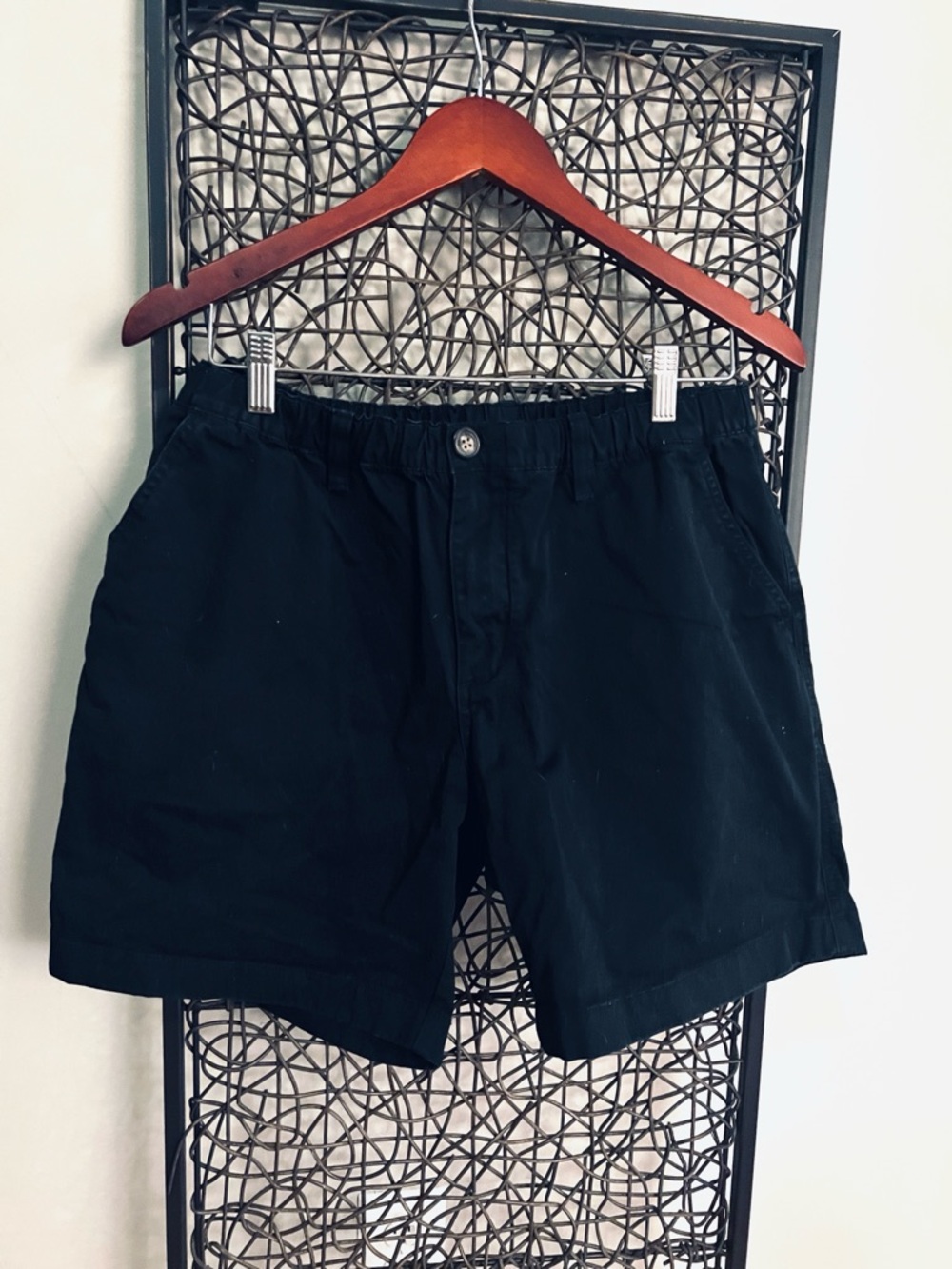 Chubbies Dark N' Stormies Black Shorts elastic waist back pocket 7” inseam Men L